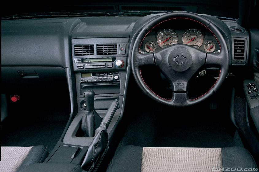 日産・スカイライン25GT-Vの運転席