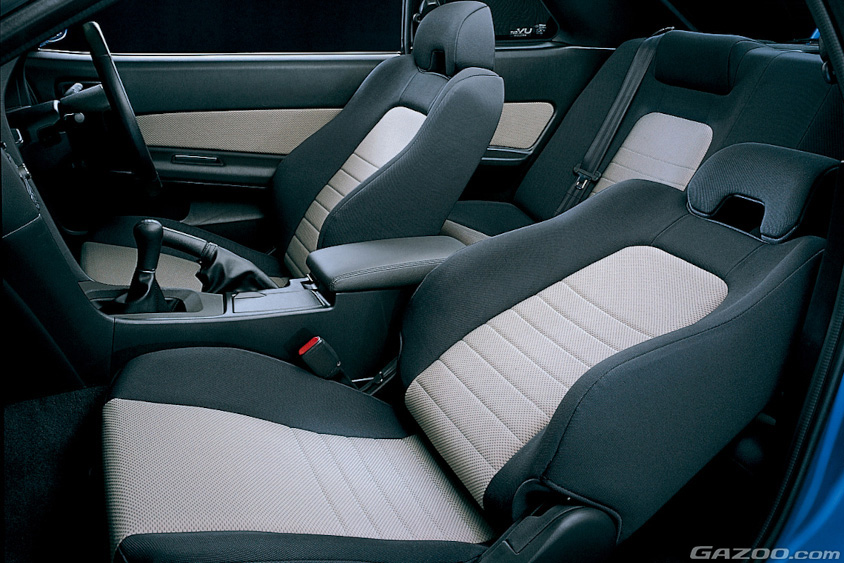 日産・スカイライン25GT-Vのフロントシート