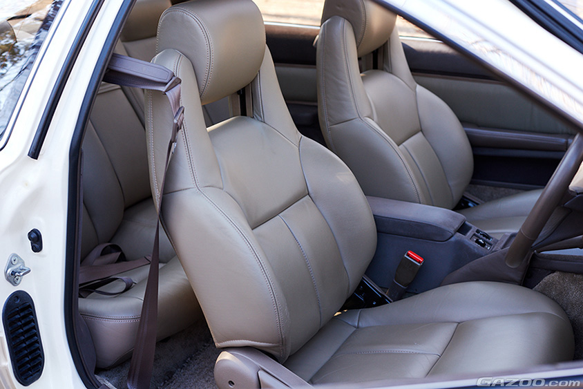 トヨタ・ソアラ（2代目）の独特な形状のフロントシート