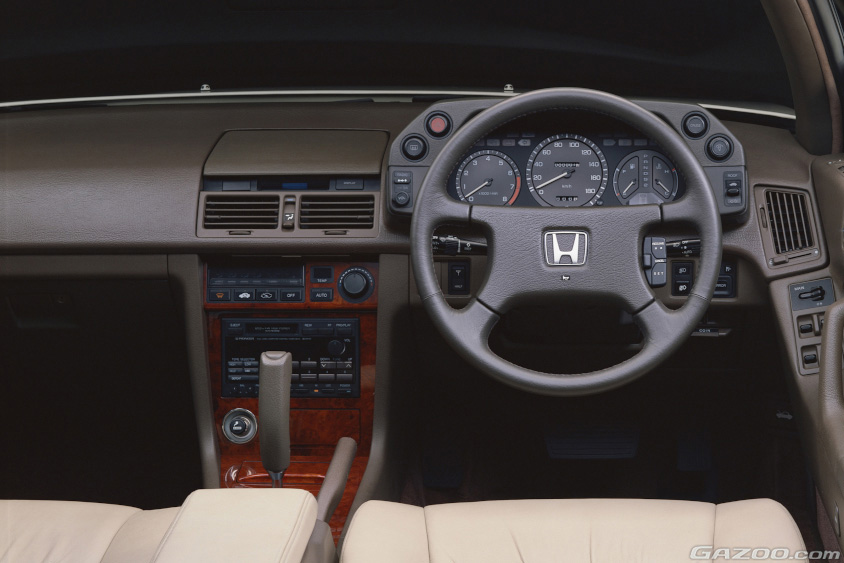 ホンダ・レジェンドハードトップの運転席