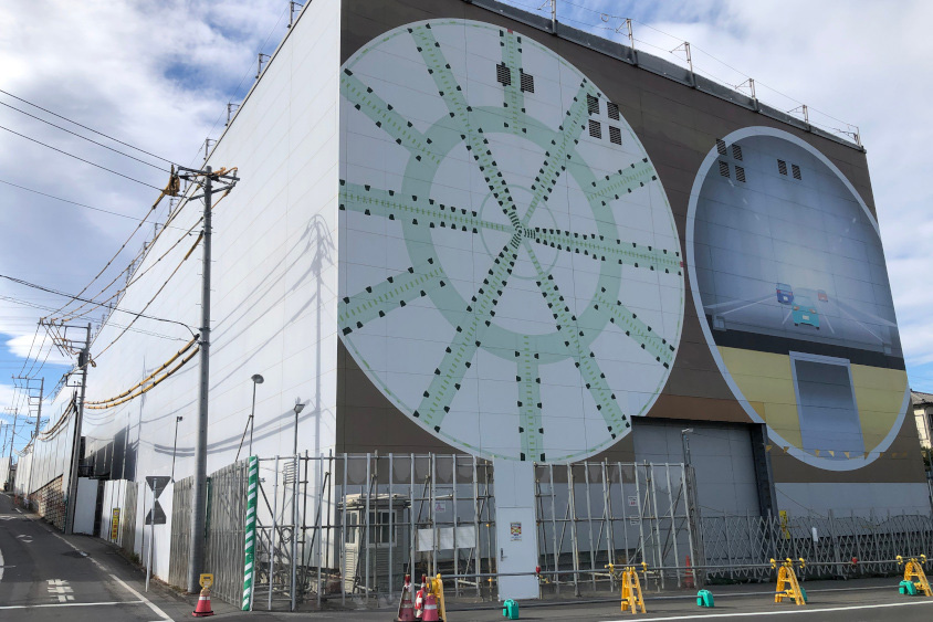 横浜環状南線の桂台トンネルの発進・到達立坑の防音ハウスとそれに描かれた実寸大のトンネルの絵