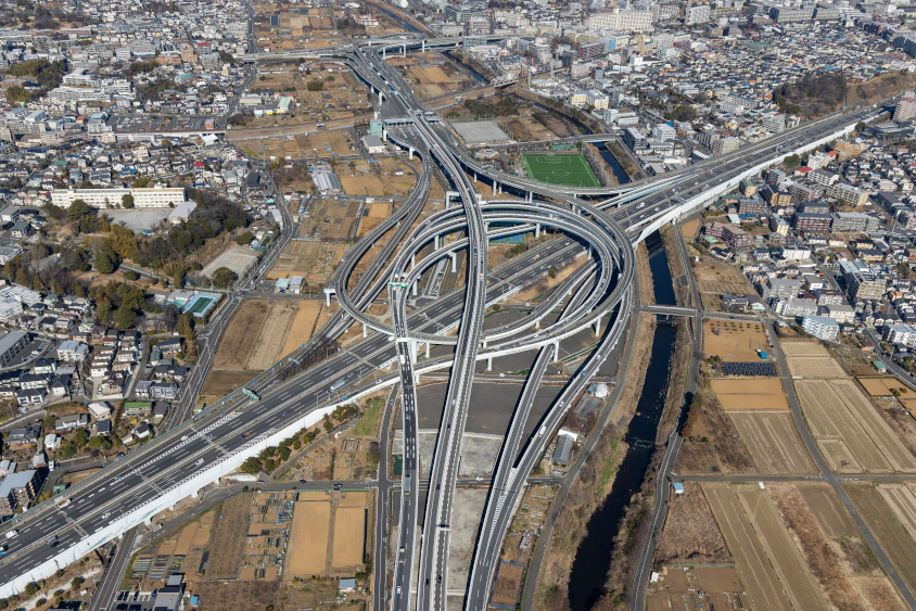 東名高速と横浜北西線が合流する横浜青葉ジャンクション (c)首都高速道路株式会社