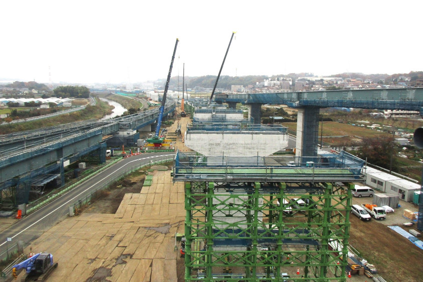 建設中の横浜青葉JCT（2017年）