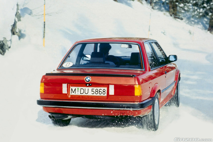 雪の中を走るBMW E30