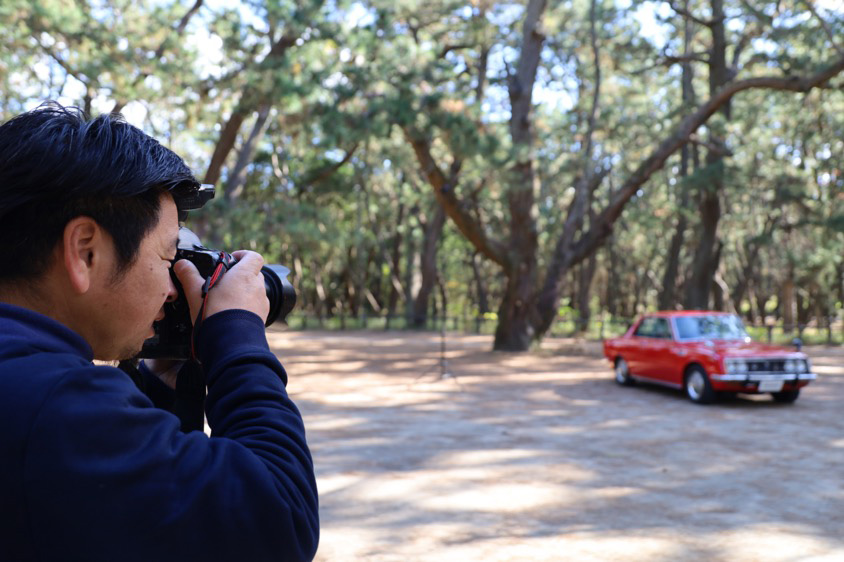 佐賀での出張取材会で愛車を撮影する平野陽カメラマン