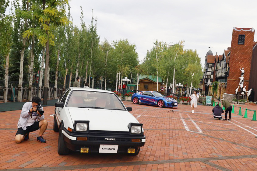 白い恋人パークで開催した出張取材会 in 北海道でAE86を撮影する平野陽カメラマン