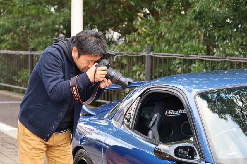 出張取材会 in 長崎でRX-7を撮影する平野陽カメラマン
