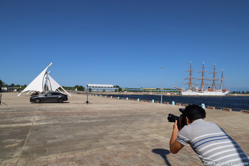 出張取材会 in 富山で平野陽カメラマンが撮影している様子