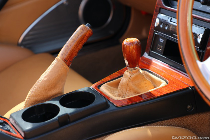 ランカラーに似合うウッド調のシフトノブ