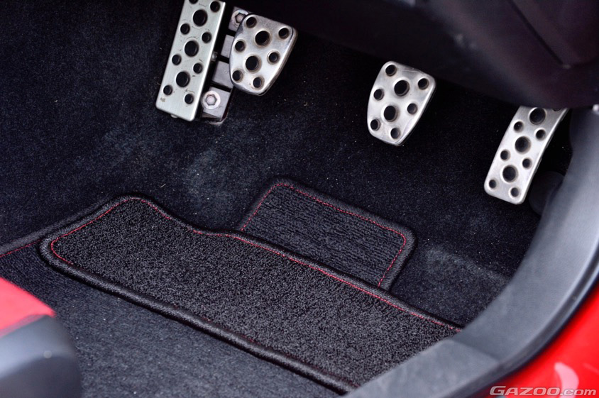 クルマのペダル