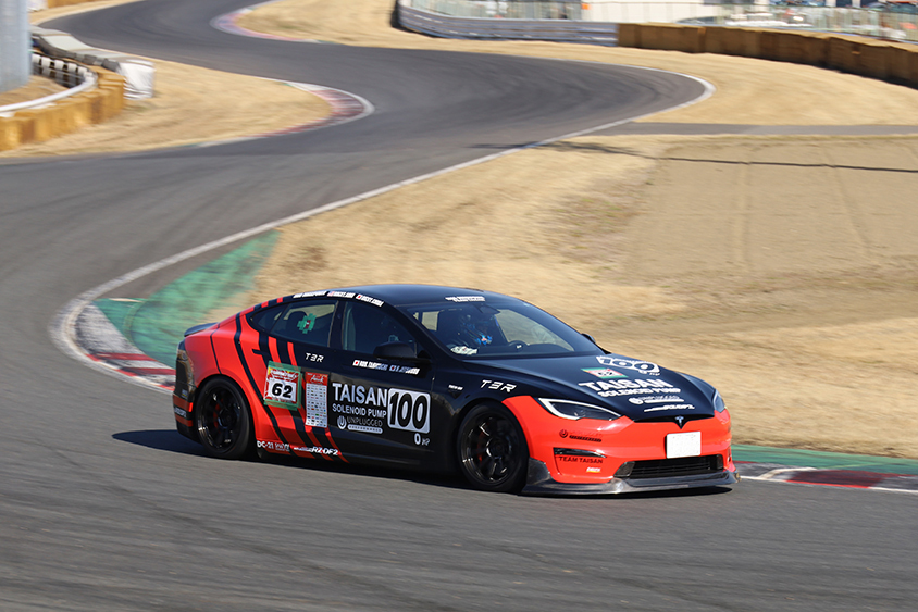 サーキット仕様にカスタムされたテスラ・モデル3