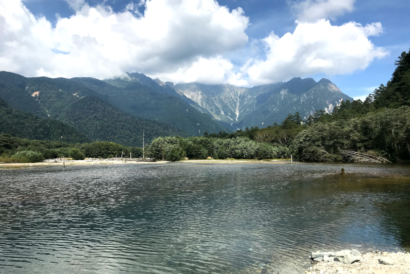 上高地にある、焼岳の噴火により一夜にして姿を現したという大正池