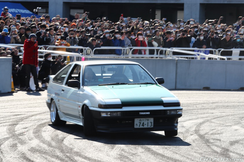 トヨタスプリンタートレノ（AE86）でドリフトを披露するドリキンこと土屋圭市氏