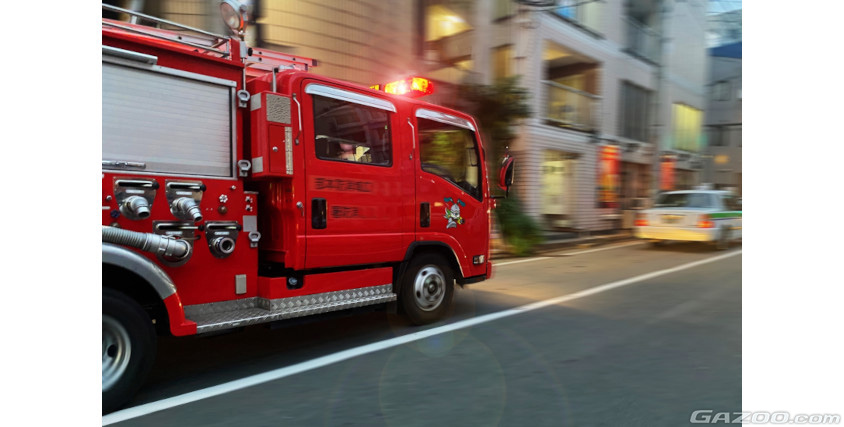 消防車は消防法により歩行者よりも優先