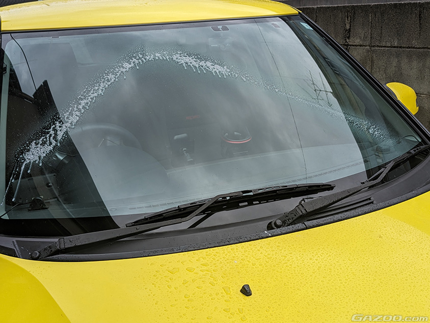 クリーナーは「への字」にスプレー