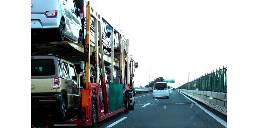 追い越しが終わり走行車線に戻る車両