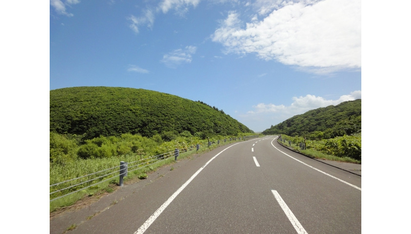白い破線のセンターライン