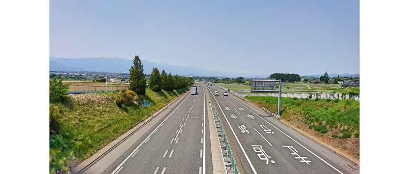 2車線の高速道路
