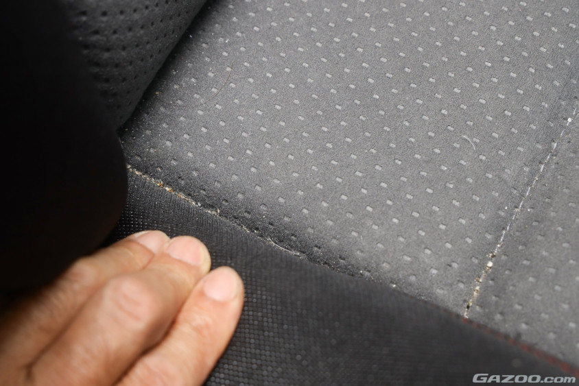 シートのステッチや隙間はごみが詰まりやすい