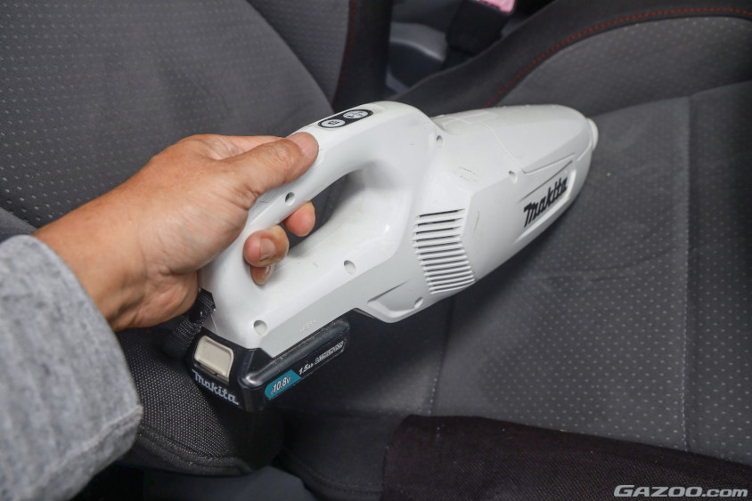 車内清掃の基本は掃除機掛け。コードレスでストレス解消
