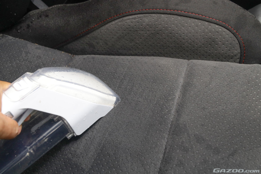 家庭用のカーペットクリーナーで車内清掃もできる