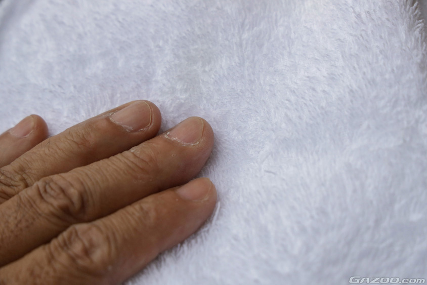 タオルで拭き上げる際は毛足の長くて柔らかいものを使用する