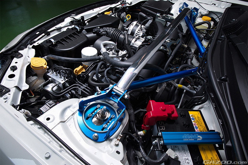 クスコのストラットバーが装着されたエンジンルーム