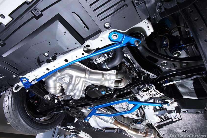 クスコのロワアームバーとパワーブレスが装着されたシャーシ