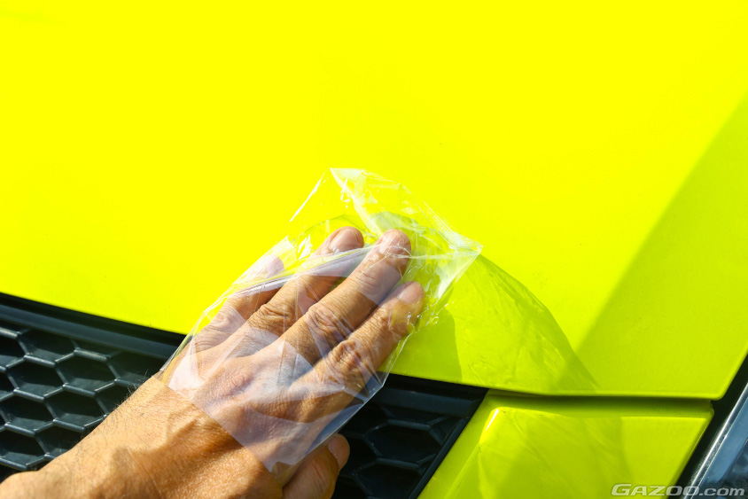 ボディに着いた鉄粉はセロファン越しで確認