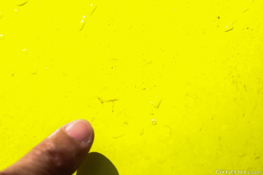 溶かして浮き出てきたクルマのボディに付着した鉄粉