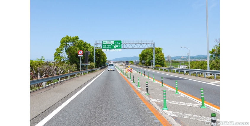 高速道路の本線外側のスペースは路肩であり、路側帯でもある
