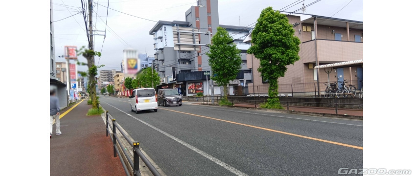 歩道に隣接する道路外側線で区画されたものは「路肩」