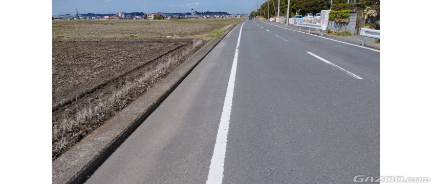 歩道がなく白線の道路標示で区画されたものは道路交通法では路側帯