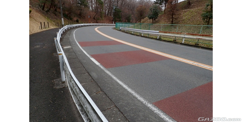 路肩での駐停車は歩道に沿って停める