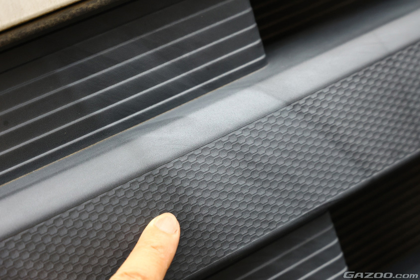 一部分の色が変わってしまった黒い樹脂部分