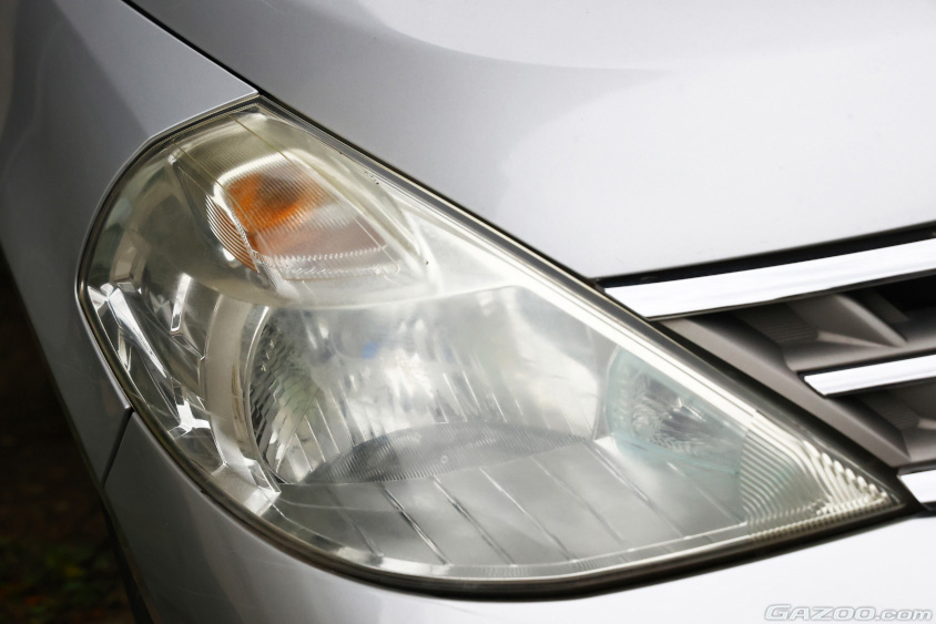 黄ばんでしまったヘッドライトカバー