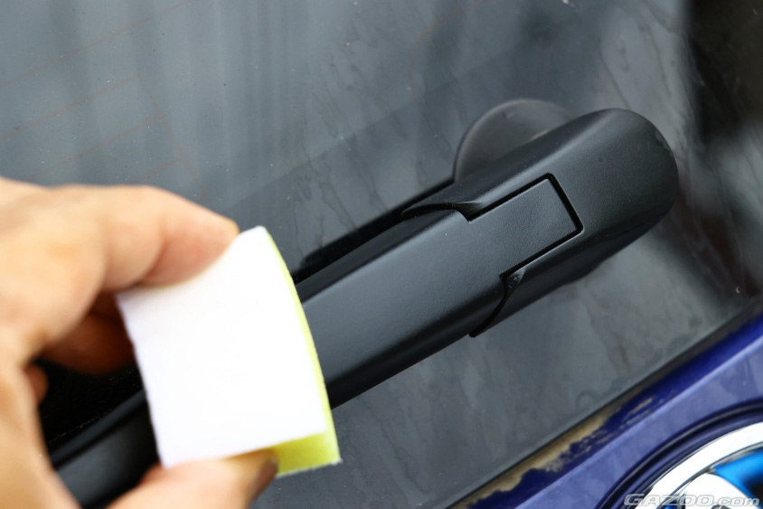 樹脂用のコーティング剤を塗布している様子