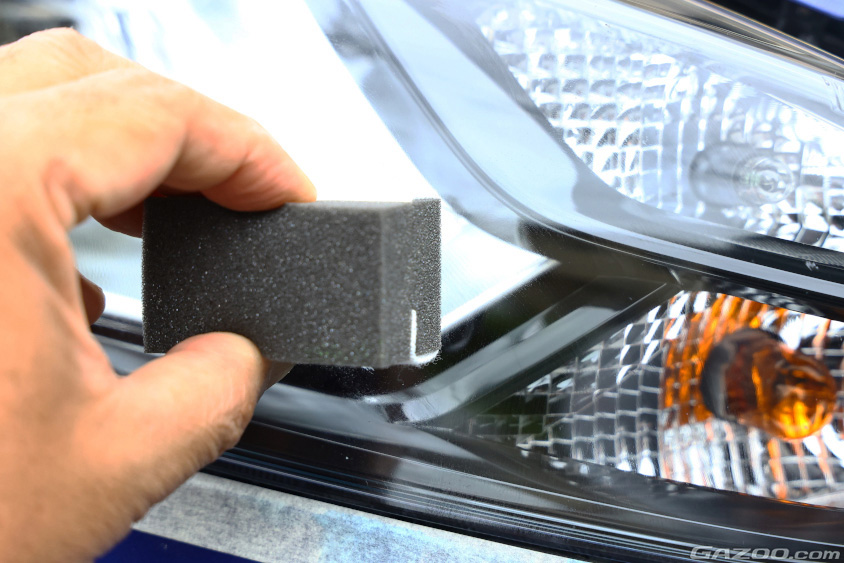 ヘッドライトの劣化の除去とコーティングの様子