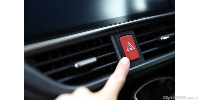 ハザードランプ（非常点滅表示灯）のスイッチ