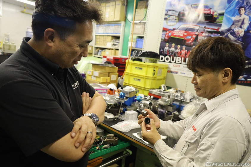 東名パワード(TOMEI POWERED)のスタッフとコミュニケーションを交わす里井孝夫社長