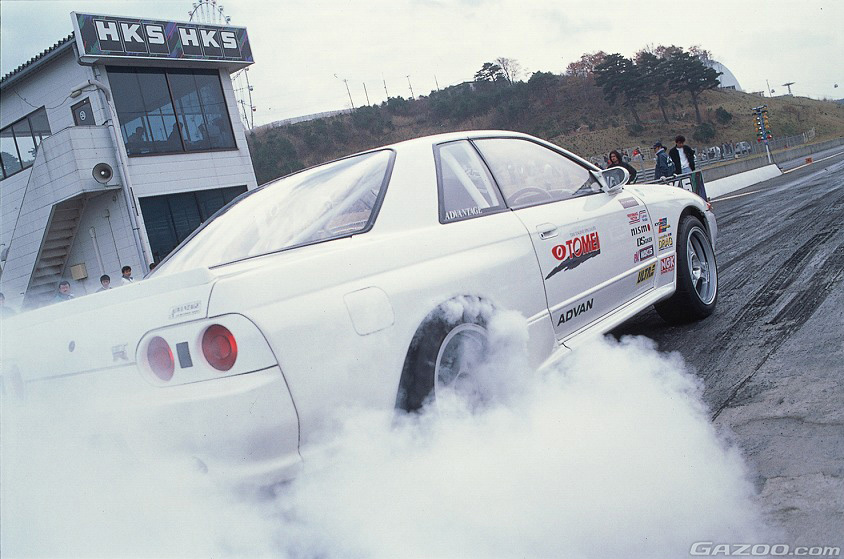 1998年のドラッグレースのラジアルタイヤクラスでチャンピオンを獲得した東名パワード(TOMEI POWERED)のスカイラインGT-R(BNR32)