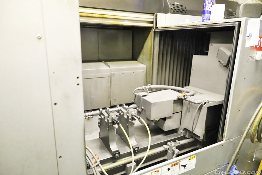 東名パワード(TOMEI POWERED)のコンピュータ制御カムシャフト研削盤