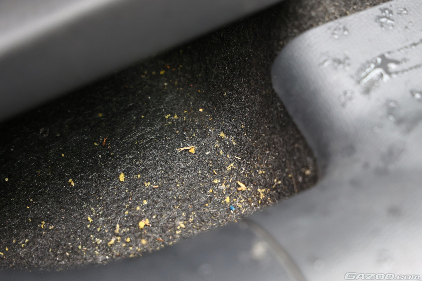 車内にはお菓子の食べかすやゴミなどが溜まっている