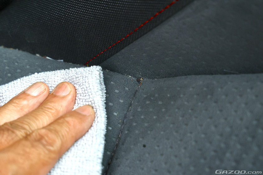 車内臭対策は、掃除がけや拭き掃除が基本