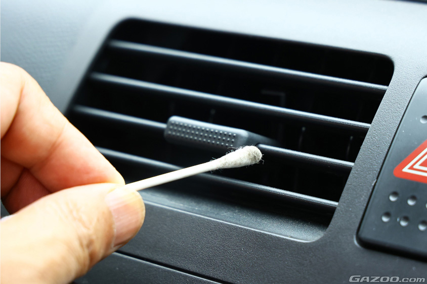 エアコンの吹き出し口は綿棒で掃除すると便利