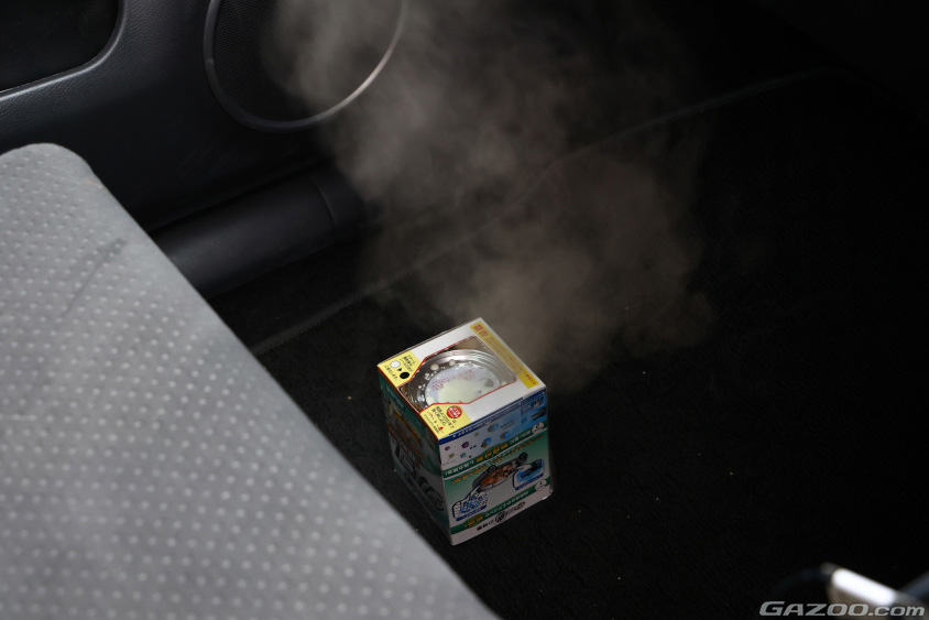 スチームで車内臭を消臭するアイテム