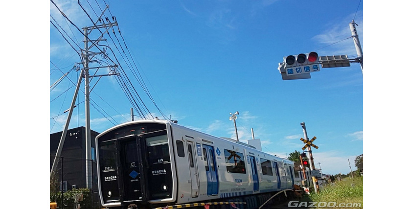 信号機付きの踏切を通過する電車