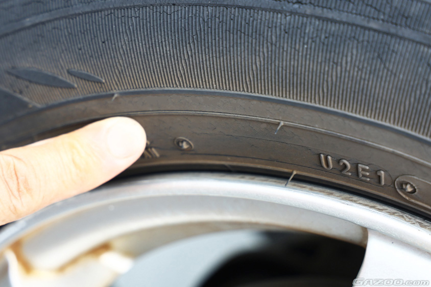 タイヤには路面からの砂や泥、ブレーキダストなさまざまな汚れが付く