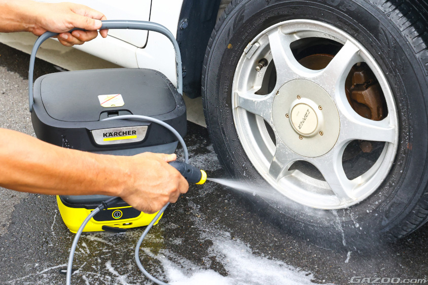 ケルヒャーのコードレスタイプの洗浄機でホイール清掃もはかどる