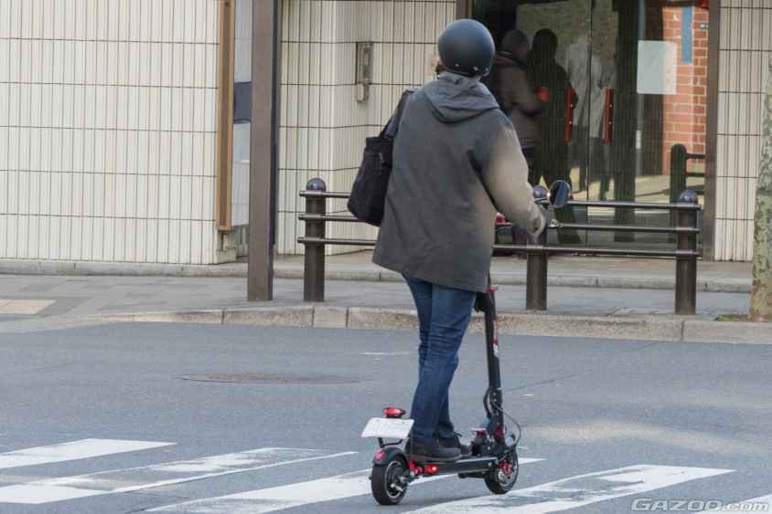 電動キックボードやモペットに関するルール、ご存じですか？・・・今一度思い出したい交通ルール | クルマ情報サイトｰGAZOO.com